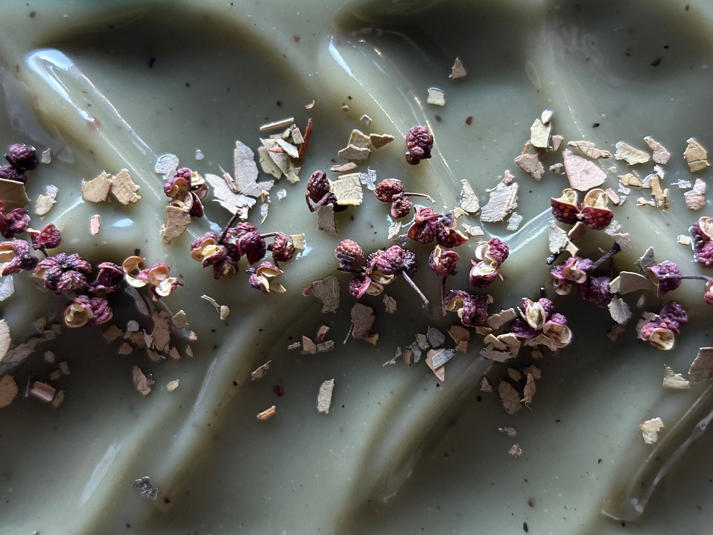 Scented with spearmint, lime and rosemary essential oil, you will feel like you are taking the most refreshing shower in the forest. Winter Forest soap is made with nourishing goat's milk, cocoa butter, shea butter, avocado oil, caster oil, french green clay, bamboo charcoal and ground juniper berries for light exfoliation. Kendrick Homestead