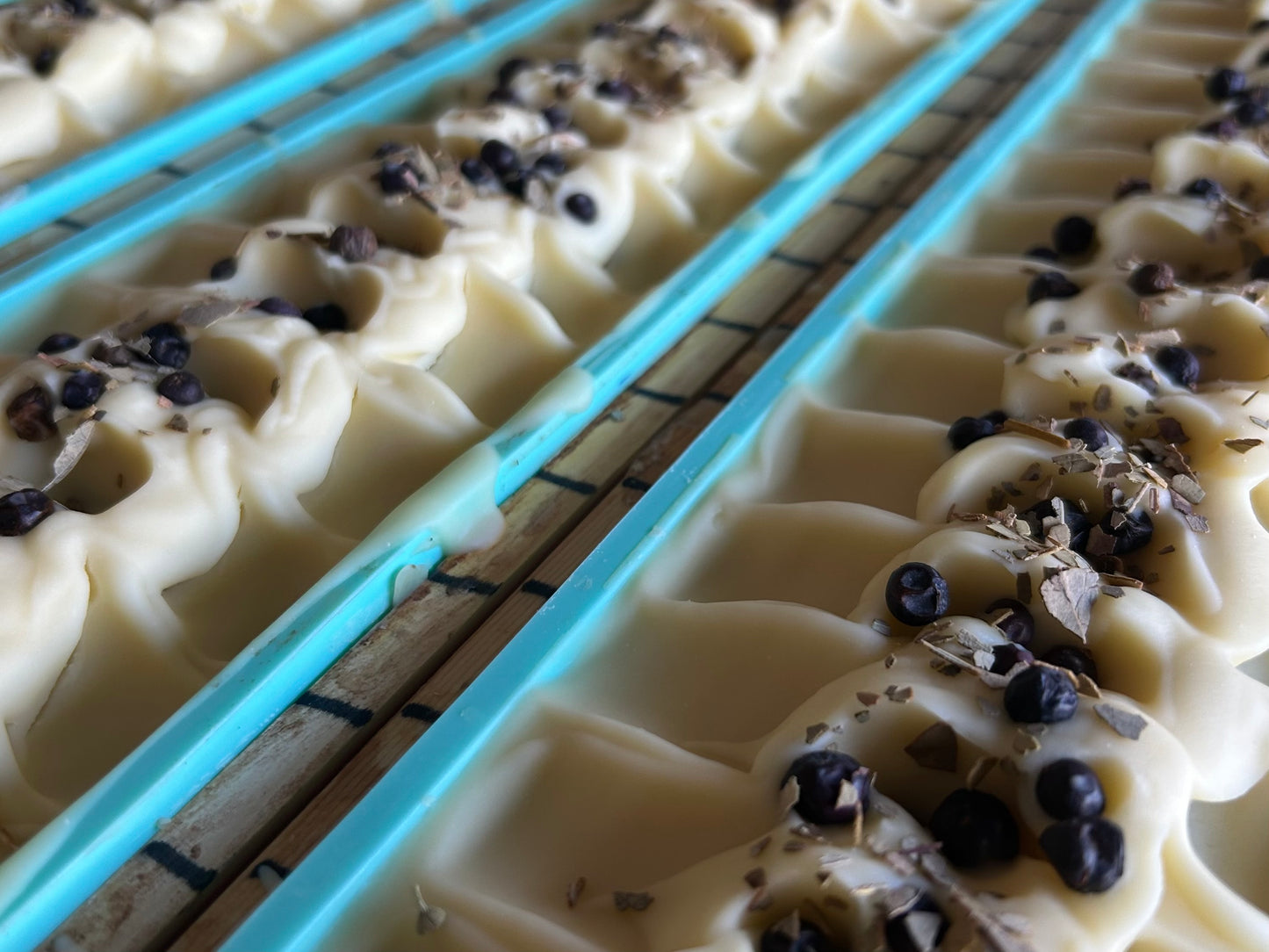 Into The Woods soap is made with a blend of peppermint, spearmint and rosemary essential oil for a refreshing, cooling effect on the skin. This blend will ease your mind and clear your senses. Made with nourishing goat's milk, cocoa butter, avocado oil, kaolin clay, french green clay and ground juniper berries for light exfoliation. Kendrick Homestead