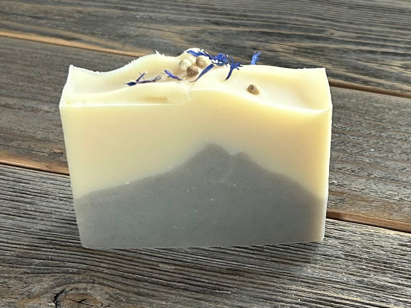 Seaside soap is made with coconut milk, olive oil, coconut oil, cocoa butter, avocado oil and castor oil with a relaxing smell of eucalyptus and spearmint essential oils. It is sprinkled with blue corn flowers and white peppercorns. Naturally colored with white kaolin clay and indigo powder. Kendrick Homestead.