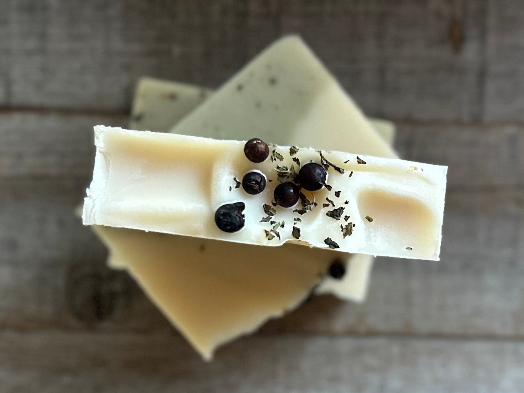 Into The Woods soap is made with a blend of peppermint, spearmint and rosemary essential oil for a refreshing, cooling effect on the skin. This blend will ease your mind and clear your senses. Made with nourishing goat's milk, cocoa butter, avocado oil, kaolin clay, french green clay and ground juniper berries for light exfoliation. Kendrick Homestead