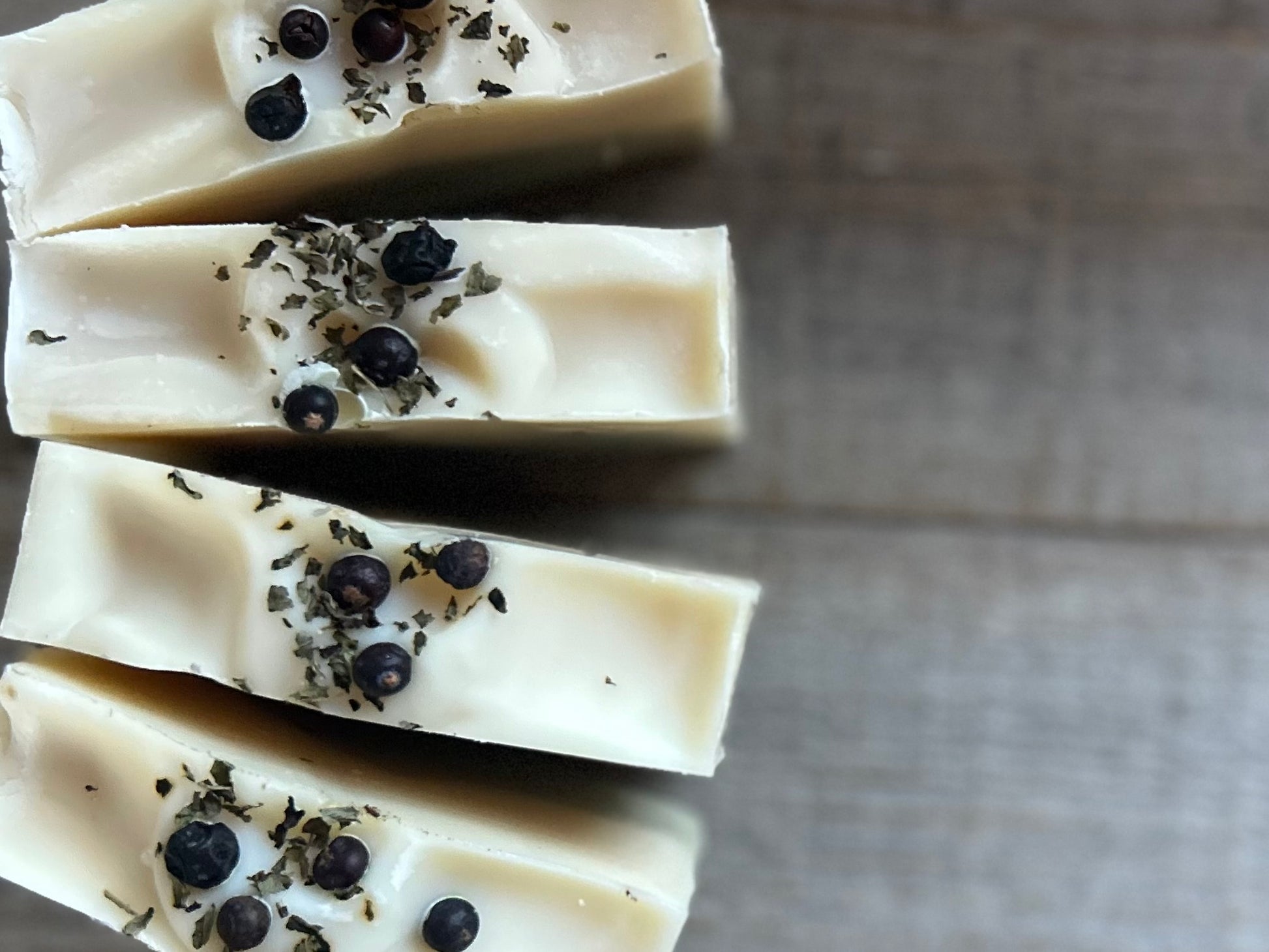 Into The Woods soap is made with a blend of peppermint, spearmint and rosemary essential oil for a refreshing, cooling effect on the skin. This blend will ease your mind and clear your senses. Made with nourishing goat's milk, cocoa butter, avocado oil, kaolin clay, french green clay and ground juniper berries for light exfoliation. Kendrick Homestead