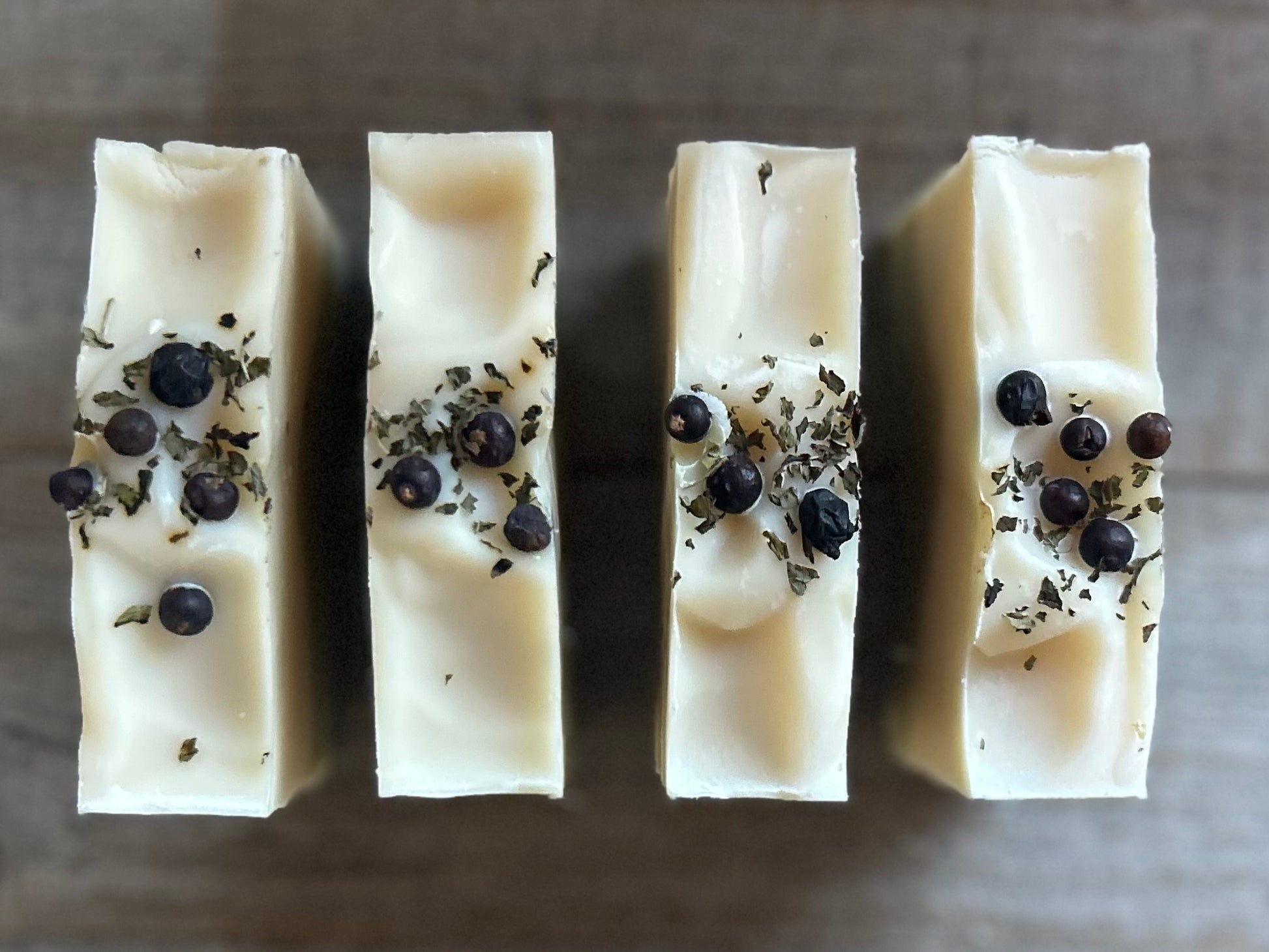 Into The Woods soap is made with a blend of peppermint, spearmint and rosemary essential oil for a refreshing, cooling effect on the skin. This blend will ease your mind and clear your senses. Made with nourishing goat's milk, cocoa butter, avocado oil, kaolin clay, french green clay and ground juniper berries for light exfoliation. Kendrick Homestead