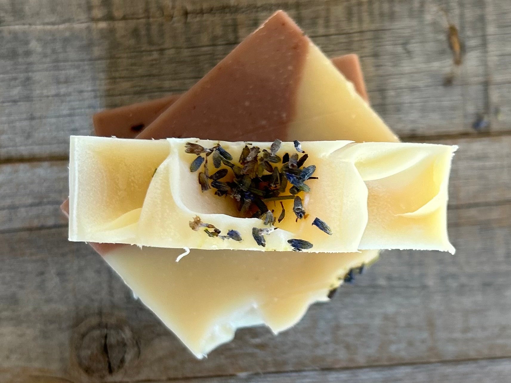 Harness the tranquil essence of lavender essential oil with a little cedarwood and benzoin essential oil to sweeten it up! Honey Lavender soap is made with nourishing shea butter, honey, cocoa butter and avocado oil.