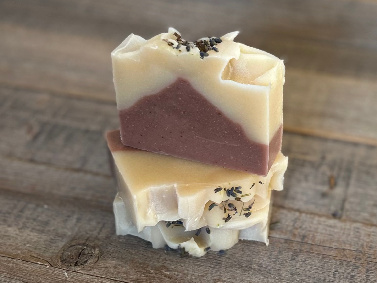 Harness the tranquil essence of lavender essential oil with a little cedarwood and benzoin essential oil to sweeten it up! Honey Lavender soap is made with nourishing shea butter, honey, cocoa butter and avocado oil.